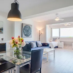 Eden Roc Beachfront Apartament